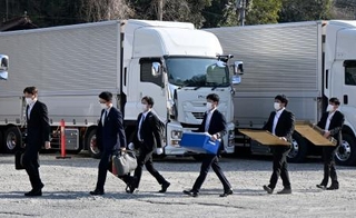 　水谷水都代容疑者が勤務する会社の関係先へ家宅捜索に向かう三重県警の捜査員ら＝２１日午前８時５０分、広島市