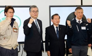 　「信州ガバメントハンター協議会」設立を発表した長野県小諸市の小泉俊博市長（中央左）と大町市の牛越徹市長（同右）＝２１日午前、小諸市