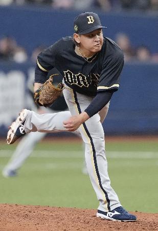 　６回から登板し、２回無失点のオリックス・宮城＝京セラドーム