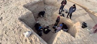 　中東バーレーンで栄えたとされる、古代文明「ディルムン」の古墳を発掘調査する様子（アアリ古墳群西考古学プロジェクト提供）