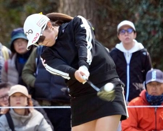 　第２日、通算２アンダーで首位の佐久間朱莉＝紫ＣＣすみれ