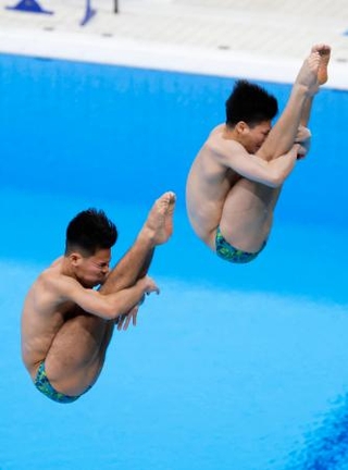 　男子シンクロ板飛び込み　優勝した須山晴貴（奥）、伊熊扇李組の演技＝東京アクアティクスセンター