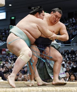 　琴桜（左）が外掛けで豊昇龍を破る＝エディオンアリーナ大阪