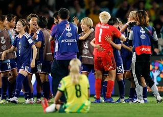　オーストラリアに競り勝ち優勝を果たし、喜ぶ女子日本代表＝シドニー（共同）