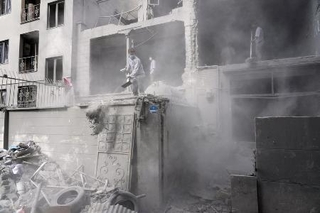 　米イスラエルの攻撃で損傷した建物＝１５日、イラン首都テヘラン（ＡＰ＝共同）