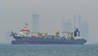 　ホルムズ海峡の混乱によりアラブ首長国連邦（ＵＡＥ）沖で停泊する商船＝２日（ゲッティ＝共同）