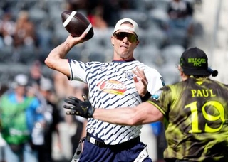 　フラッグフットボールの大会に出場したトム・ブレイディさん＝ロサンゼルス（ロイター＝共同）