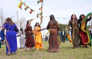 　新春を祝う祭り「ネウロズ」で踊る在日クルド人ら＝２２日午後、さいたま市