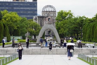 　平和記念公園。奥は原爆ドーム＝広島市中区