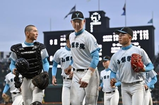 　長崎日大に勝利し、引き揚げる菰田（中央）ら山梨学院ナイン＝甲子園
