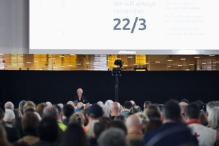 　ベルギーのブリュッセル空港での追悼行事で、黙とうする人々＝２２日（共同）