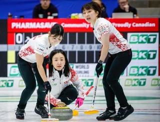 　スウェーデンとの３位決定戦でショットを放つロコ・ソラーレの藤沢五月（中央）＝カルガリー（カナディアンプレス提供・ＡＰ＝共同）