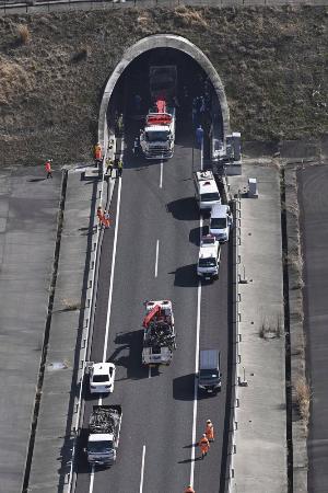 　事故が発生した新名神高速道路下り線の野登トンネル＝２０日午前、三重県亀山市（共同通信社ヘリから）