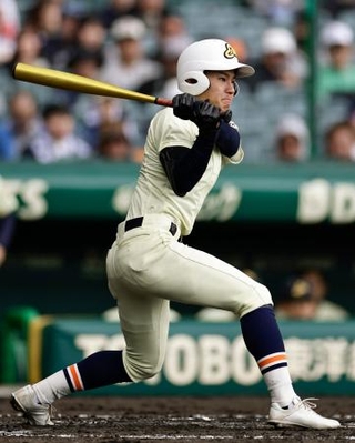 　高川学園-英明　４回表英明無死二、三塁、矢野が右前に適時打を放つ＝甲子園