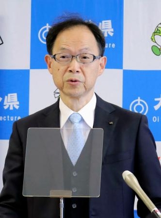 　記者会見する大分県の佐藤樹一郎知事＝２３日午後、大分県庁