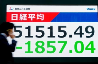 　約２カ月半ぶりの安値となった日経平均株価の終値を示すボード＝２３日午後、東京都中央区