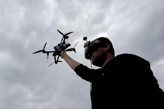 　ＦＰＶ型ドローンの飛行訓練に臨む「ブラックアロー大隊」の操縦士＝昨年５月、ウクライナ東部ドニプロペトロウスク州メジョワ（共同）