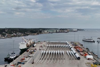 　風力発電の風車の羽根などの部品＝２０２５年９月、米東部コネティカット州（ロイター＝共同）