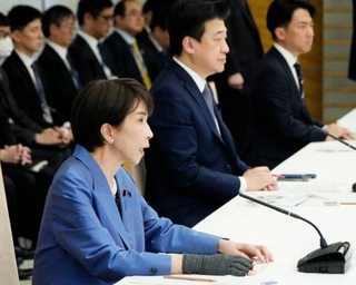 　中東情勢に関する関係閣僚会議で発言する高市首相（手前）＝２４日午前、首相官邸