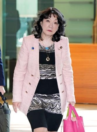 　首相官邸に入る片山財務相＝２４日午前