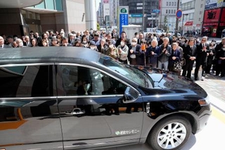 　葬儀会場を出る元大関若嶋津、日高六男さんのひつぎを乗せた車＝２４日正午ごろ、千葉県市川市