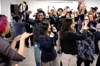 　日米の交流会で沖縄の踊りカチャーシーを踊る、外務省の「アメリカで沖縄の未来を考える」プログラムで訪米した参加者ら＝２３日、米ニューヨーク（共同）