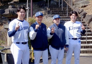 　撮影に応じる西武の（左から）渡辺、西口監督、平良、武内＝２４日、埼玉県所沢市