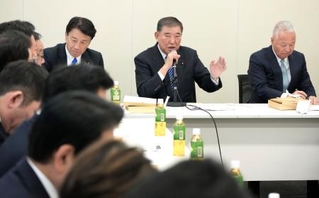 　日本・ＵＡＥ友好議員連盟総会であいさつする石破前首相（右から２人目）＝２４日午後、国会