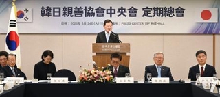 　２４日、ソウルで開かれた韓日親善協会中央会の総会であいさつする李丙ギ新会長（中央）（共同）