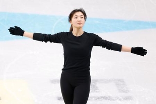 　公式練習を終え、あいさつする坂本花織＝プラハ（共同）