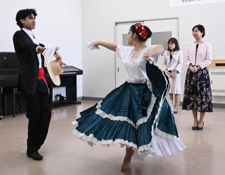 　外国人学校でペルーの民族舞踊を見学される佳子さま＝２４日午後、浜松市（代表撮影）