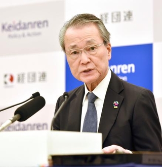 　記者会見する経団連の筒井義信会長＝２４日午後、東京都千代田区