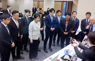 　プラモデルなど模型文化の振興を図る議員連盟の設立総会で展示品を見学する議員ら＝２４日午後、国会