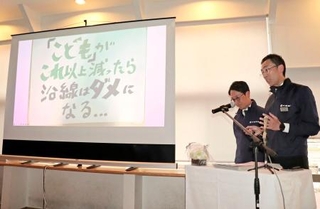 　学生専用の年間パスポートについて説明する小湊鉄道の石川晋平社長（右）ら＝２月、千葉県市原市