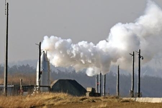 　飛行試験が中止となった小型実験機「ＲＶ-Ｘ」＝２５日午前、秋田県能代市