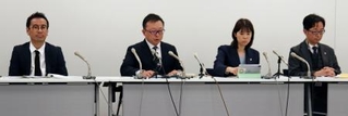 　記者会見する横浜市教育委員会の第三者委員会＝２５日午前、横浜市役所