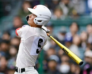 　神村学園-智弁学園　タイブレークの１０回表智弁学園１死満塁、太田が決勝の中犠飛を放つ＝甲子園