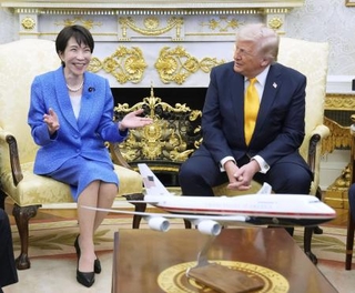 　ホワイトハウスで会談する高市早苗首相（左）とトランプ米大統領＝１９日、ワシントン（共同）