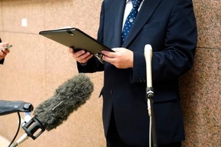 　意見書を議決した愛知県議会を傍聴後、報道陣の取材に応じる水川淳史さん＝２５日午後