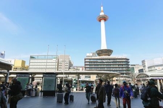 　観光客らが行き交う京都駅前＝２４日、京都市下京区