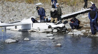 　墜落したグライダーを確認する運輸安全委員会の航空事故調査官ら＝２０２１年、北海道美瑛町