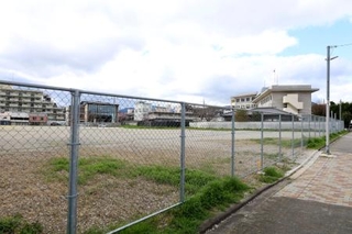 　文化庁が新設を目指す国立「文化財修理センター」の建設地とする方針を固めた京都府警宿舎跡地＝２６日午後、京都市上京区