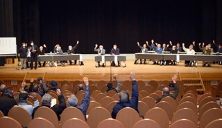 　球磨川漁協の総会で行われた、漁業補償金の配分案の賛否を問う採決＝２６日午後、熊本県八代市