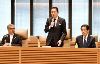 　自民党の日本・イラン友好議員連盟であいさつする岸田元首相（中央）。左はセアダット駐日イラン大使＝２６日午前、国会
