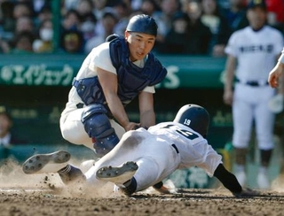 　三重-大阪桐蔭　９回裏三重２死二塁、秋山の左前打で本塁を突いた二走中森をタッチアウトにする捕手藤田＝甲子園