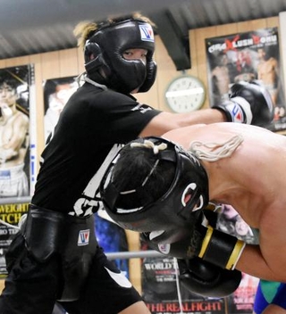 　スパーリングする佐野遥渉（左）＝名古屋市