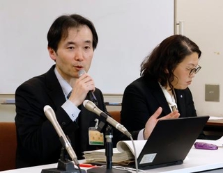 　全庁的なハラスメント被害の調査結果概要を公表する福井県の担当者＝２６日午後、福井県庁