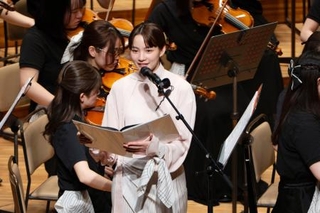 　東北ユースオーケストラの公演で朗読するのんさん＝２６日、東京・赤坂のサントリーホール