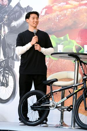　モスフードサービスとのパートナー契約を結び、関連イベントに参加したＢＭＸフリースタイル・パーク男子の中村輪夢＝２６日、東京都港区