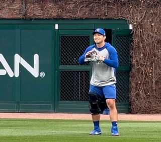 　守備練習するカブス・鈴木＝シカゴ（共同）